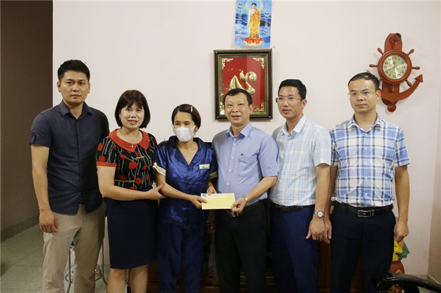 Công ty Than Nam Mẫu – TKV trao kinh phí hỗ trợ hộ cận nghèo tại phường Nam Khê