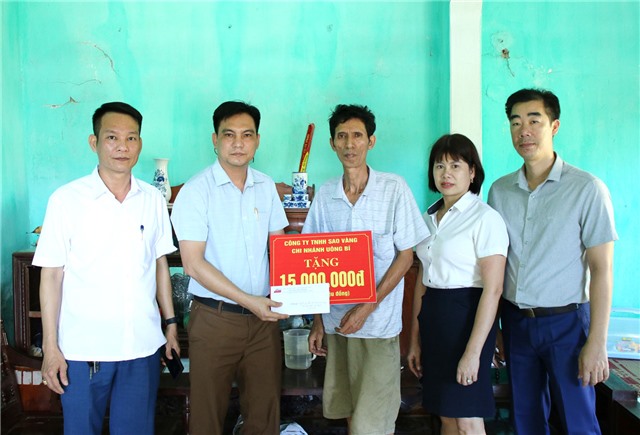 Chi nhánh Công ty TNHH Sao Vàng trao kinh phí hỗ trợ hộ cận nghèo tại phường Yên Thanh