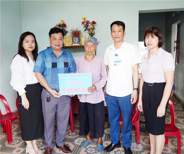 Công ty than 32Win12 com tại tài khoản - TKV: trao kinh phí hỗ trợ hộ cận nghèo tại phường Yên Thanh