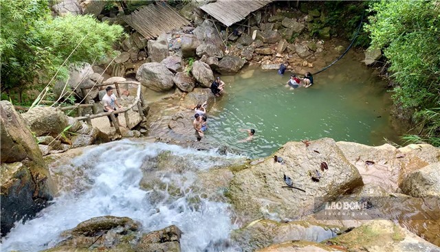 Có một dòng thác mát lạnh, thơ mộng ở 32Win12 com tại tài khoản