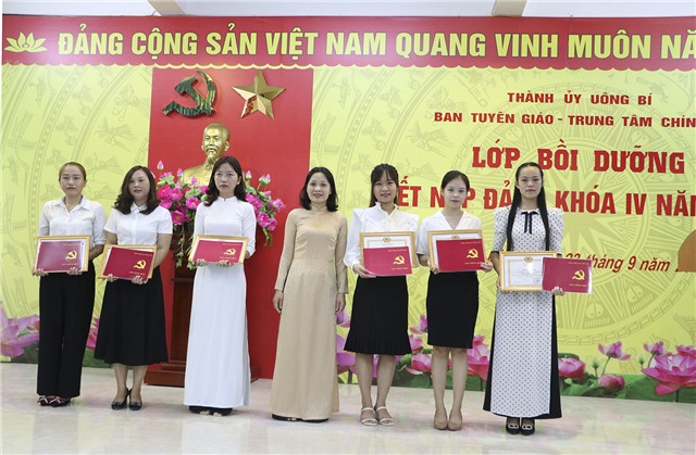 Bế giảng lớp Bồi dưỡng kết nạp Đảng khóa IV năm 2022