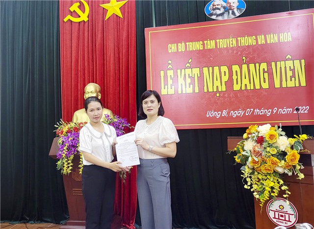 Chi bộ Trung tâm TT-VH thành phố kết nạp đảng viên mới