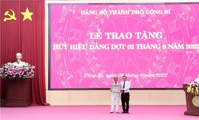 32Win là nhà cái giải trí, cá cược trực tuyến uy tín số 1 Việt Nam TP 32Win12 com tại tài khoản trao huy hiệu Đảng đợt 2/9