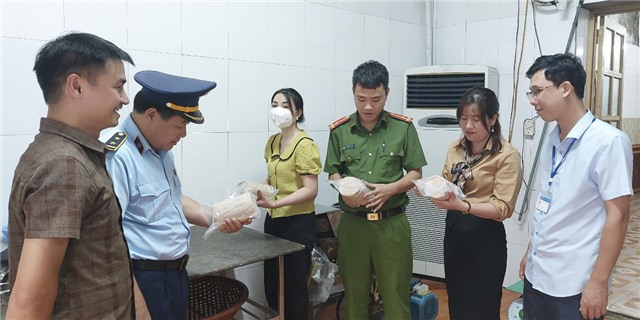 Kiểm tra ATTP tại các cơ sở sản xuất, kinh doanh trên địa bàn phường Vàng Danh