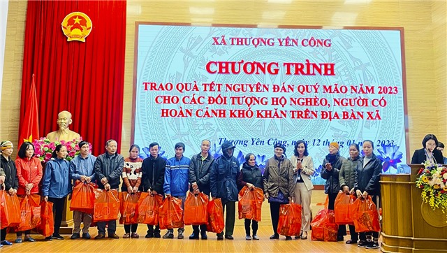 Xã Thượng Yên Công: Trao quà Tết Nguyên đán Quý Mão năm 2023 cho hộ nghèo, cận nghèo, người có hoàn cảnh khó khăn