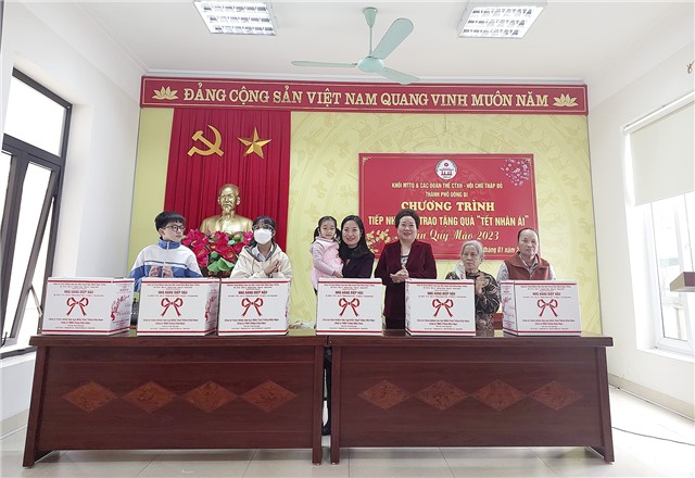 Hội LHPN thành phố “Tặng quà Tết nhân ái” xuân Quý Mão năm 2023 cho hội viên phụ nữ có hoàn cảnh khó khăn