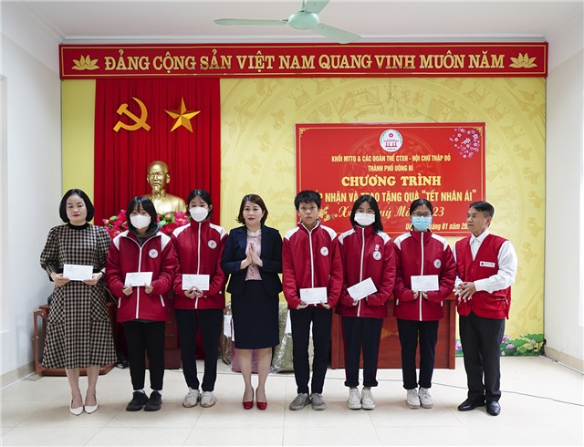 Hội CTĐ thành phố trao tặng 25 suất quà Tết cho các em học sinh có hoàn cảnh khó khăn