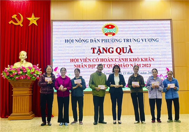 Hội Nông dân phường Trưng Vương trao quà Tết cho hội viên có hoàn cảnh khó khăn trên địa bàn.