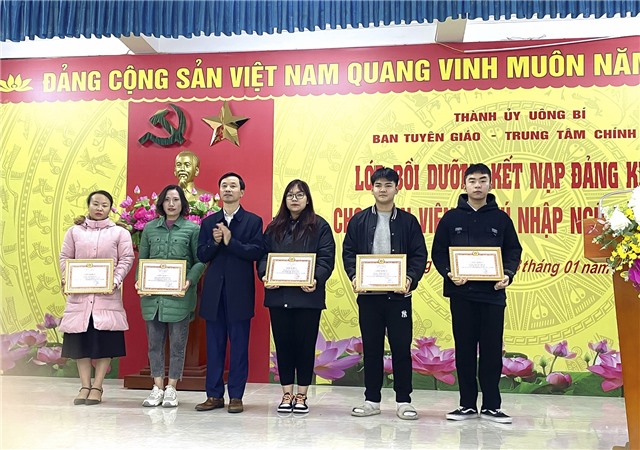 Bế giảng lớp bồi dưỡng kết nạp Đảng khoá 1 cho đoàn viên ưu tú nhập ngũ năm 2023