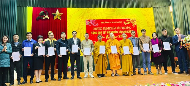Phường Vàng Danh tặng 356 suất quà Tết cho hộ cận nghèo, hộ khó khăn xuân Quý Mão 2023