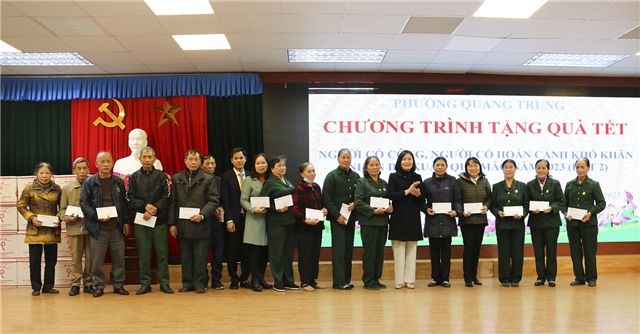 Phường Quang Trung tặng quà Tết cho người có công, người có hoàn cảnh khó khăn nhân dịp Xuân Quý Mão đợt 2