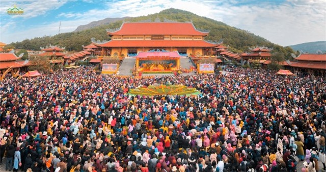 Du khách đi chùa ngày xuân: 'Biết đông nhưng vẫn cố'