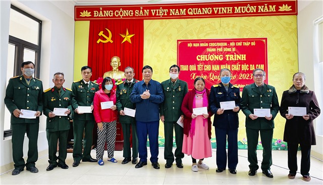 Trao 40 suất quà Tết cho nạn nhân chất độc da cam xuân Quý Mão 2023