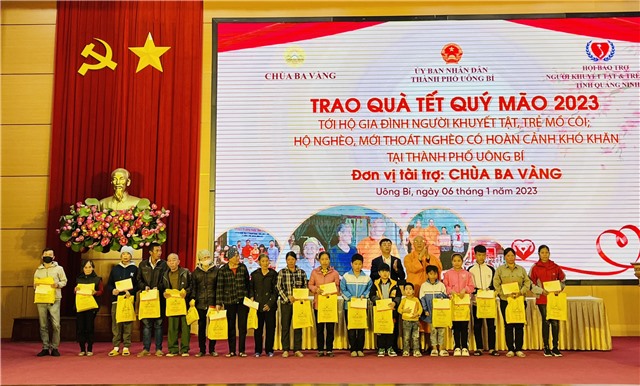 Trao 100 suất quà cho người khuyết tật, trẻ mồ côi, hộ nghèo, hộ cận nghèo và hộ có hoàn cảnh khó khăn tại TP 32Win12 com tại tài khoản nhân dịp Tết Nguyên đán 2023