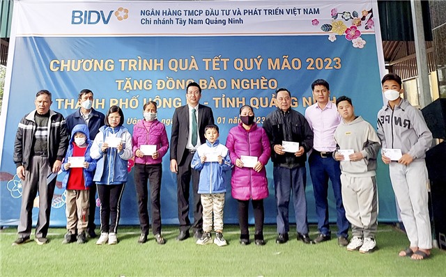 Ngân hàng BIDV chi nhánh Tây Nam Quảng Ninh trao 70 suất quà cho đối tượng chính sách nhân dịp Tết Nguyên đán Quý Mão 2023