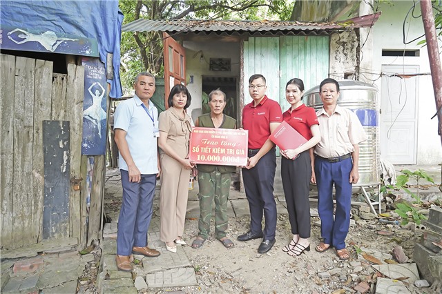Ngân hàng Nông nghiệp và Phát triển nông thôn Chi nhánh thành phố 32Win12 com tại tài khoản - Tây Quảng Ninh trao kinh phí hỗ trợ hộ cận nghèo trên địa bàn phường Trưng Vương 