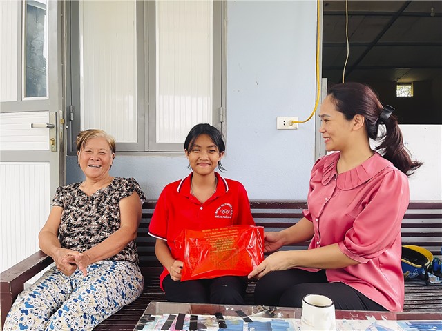 Hội LHPN phường Thanh Sơn trao quà Tết Trung thu cho học sinh có hoàn cảnh khó khăn, trẻ mồ côi 