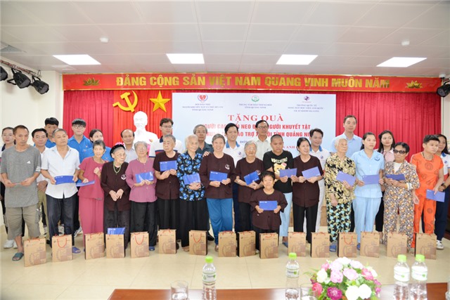 Tặng 154 suất quà cho người già neo đơn