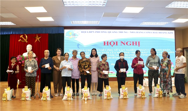 Hội LHPN phường Quang Trung - Nhà hàng cơm chay Hoàng Kim trao quà cho đối tượng có hoàn cảnh khó khăn