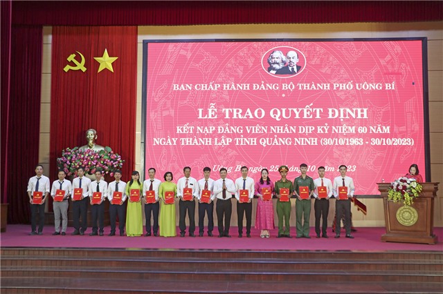 32Win12 com tại tài khoản trao quyết định kết nạp Đảng cho 113 đảng viên nhân dịp kỷ niệm 60 năm Ngày thành lập tỉnh Quảng Ninh