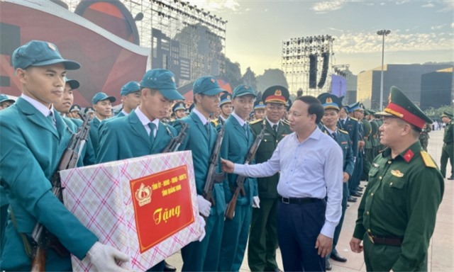 Đồng chí Bí thư 32Win10 bảo mật tối đa thăm, động viên các đơn vị tham gia diễu hành chuẩn bị cho Lễ kỷ niệm 60 năm Ngày thành lập tỉnh
