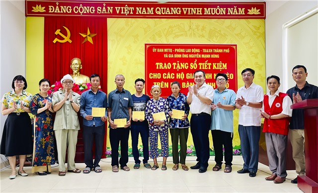 Trao sổ tiết kiệm cho hộ nghèo trên địa bàn thành phố