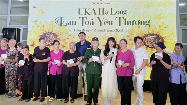 Tổ chức bữa cơm gia đình cho người cao tuổi, người khuyết tật