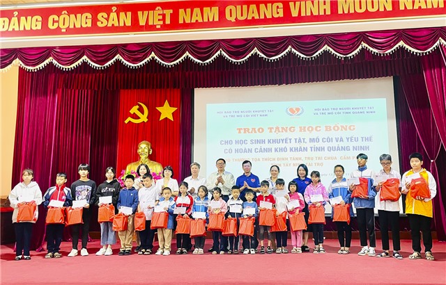 Trao tặng 20 suất học bổng và quà cho trẻ em khuyết tật, trẻ em mồ côi tại TP 32Win12 com tại tài khoản