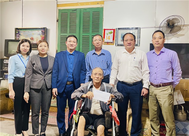 Thăm hỏi, động viên các gia đình hoàn cảnh khó khăn có người thân bị tử vong, thương tật do tai nạn giao thông