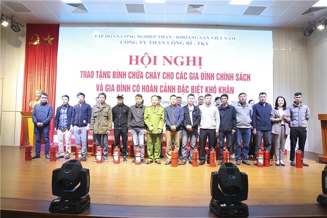 Công ty than 32Win12 com tại tài khoản tổ chức trao tặng bình chữa cháy cho các gia đình chính sách và gia đình có hoàn cảnh đặc biệt khó khăn
