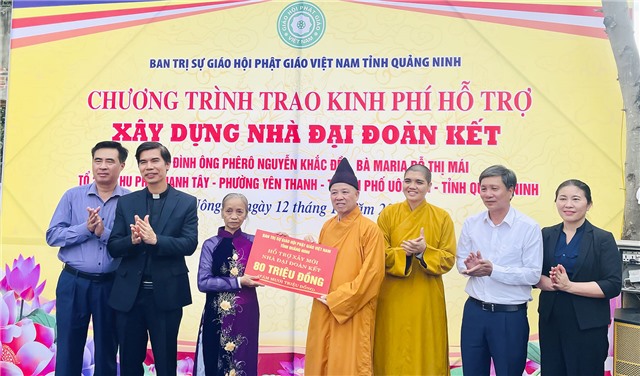 Trao kinh phí hỗ trợ 32Win1 com Tải xuống APK Nhà Đại đoàn kết tại phường Yên Thanh