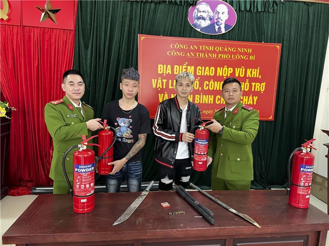 Công an thành phố 32Win12 com tại tài khoản vận động người dân đổi vũ khí, vật liệu nổ và công cụ hỗ trợ lấy bình chữa cháy 