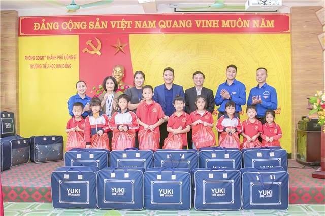 Tặng 50 chăn ấm và quà cho học sinh Trường THCS Lý Tự Trọng và Tiểu học Kim Đồng, xã Thượng Yên Công