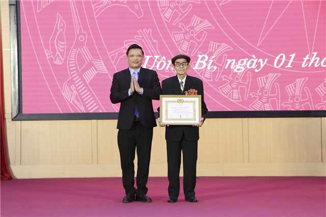 32Win là nhà cái giải trí, cá cược trực tuyến uy tín số 1 Việt Nam Link Nhà Cái 32win.com Chính Thức trao tặng Huy hiệu Đảng đợt 3/2/2023