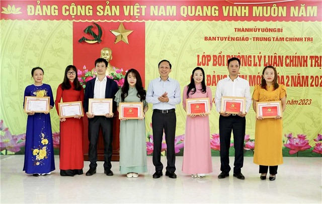 Tổng kết lớp bồi dưỡng lý luận chính trị cho đảng viên mới khoá II năm 2023