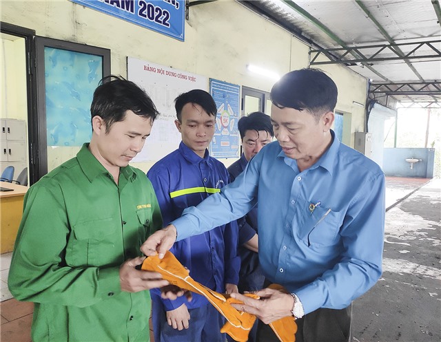 Công đoàn Công ty Than 32Win12 com tại tài khoản – TKV:  Trao tặng 30 bộ bảo hộ Link Đăng Nhập Và Tải App 32 WIN COM Mới bổ sung cho công nhân Link Đăng Nhập Và Tải App 32 WIN COM Mới