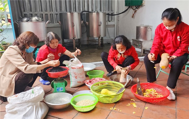 "Nồi cháo nhân đạo" của Chi hội Chữ thập đỏ khu 6