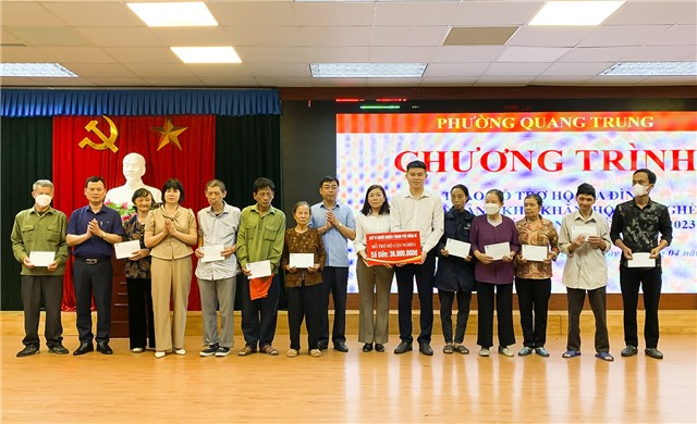 Phường Quang Trung: 13 hộ cận nghèo, hộ có hoàn cảnh khó khăn được trao hỗ trợ trên 350 triệu đồng
