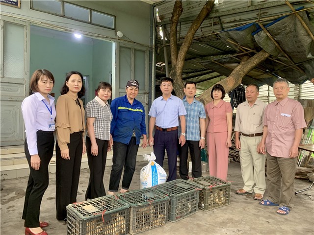Ban vận động Quỹ “Vì người nghèo” Thành phố trao hỗ trợ giống, kinh phí sửa nhà cho các hộ cận nghèo phường Phương Đông, Nam Khê