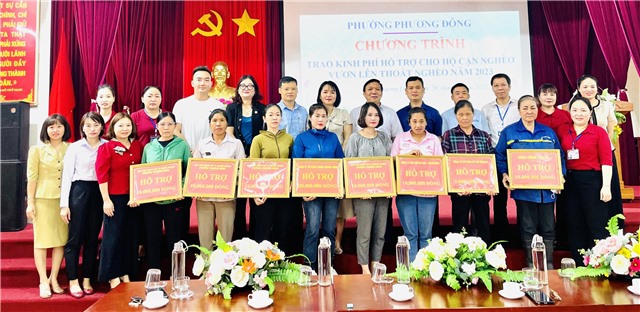Phường Phương Đông: Trao tổng kinh phí 177 triệu đồng hỗ trợ hộ cận nghèo năm 2023