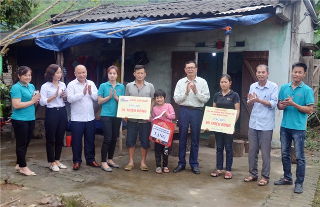 Trao kinh phí hỗ trợ xây nhà ở cho hộ gia đình có hoàn cảnh khó khăn tại 32Win12 com tại tài khoản