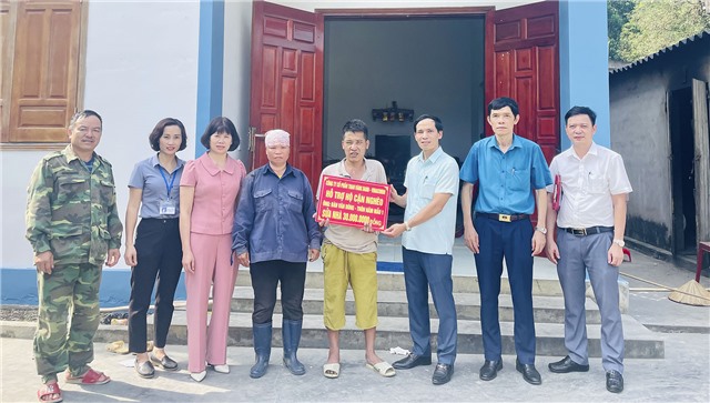 Công ty CP Than Vàng Danh – Vinacomin: Hỗ trợ sổ tiết kiệm, kinh phí sửa chữa nhà ở cho 2 hộ nghèo, cận nghèo