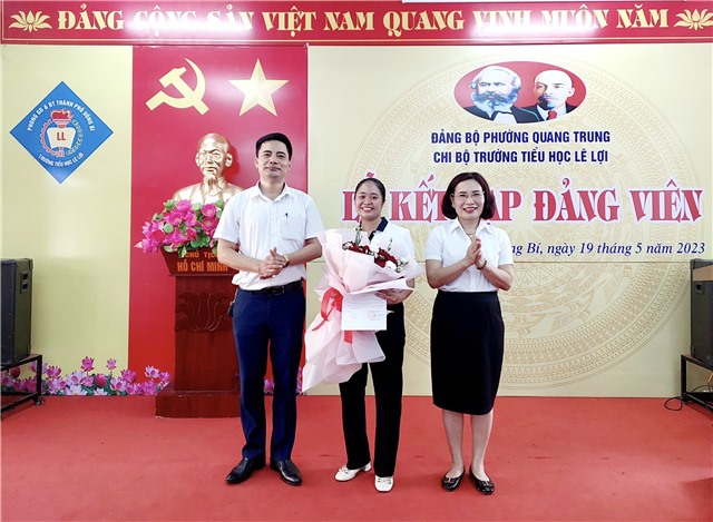 Chi bộ Trường Tiểu học Lê Lợi kết nạp đảng viên mới đợt 19/5