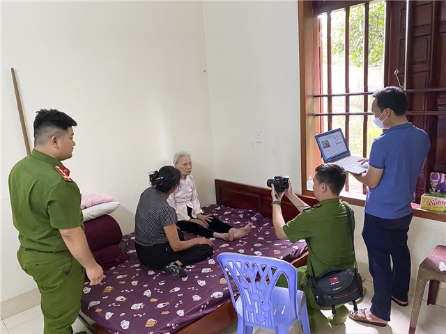 Công an xã Thượng Yên Công, TP 32Win12 com tại tài khoản đẩy mạnh thu nhận hồ sơ cấp CCCD tại nhà đối với người dân đi lại khó khăn