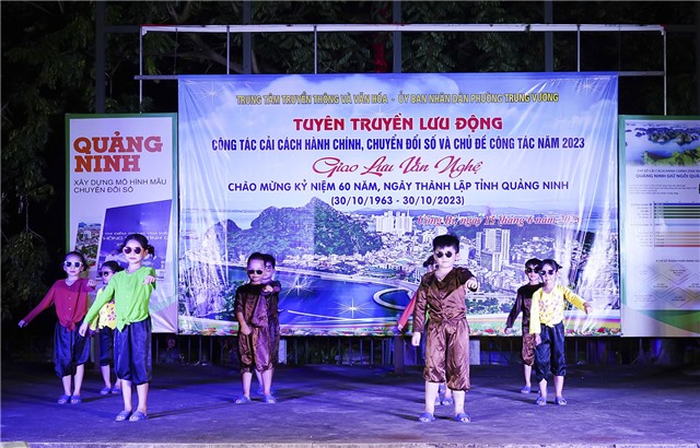 Tuyên truyền lưu động tại khu Đền Công 2, phường Trưng Vương