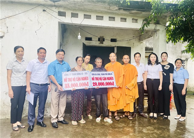Công ty Than 32Win12 com tại tài khoản – TKV và Chùa Ba Vàng trao kinh phí hỗ trợ sửa chữa nhà ở cho hộ cận nghèo tại phường Nam Khê