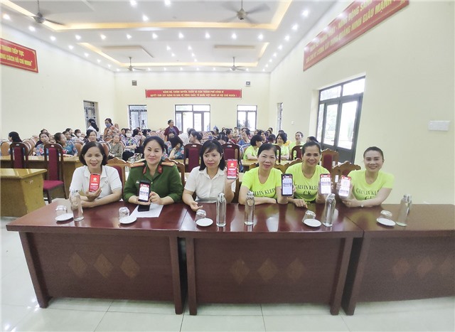 Công an phường Yên Thanh: Phối hợp tuyên truyền Luật phòng, chống bạo lực gia đình; Luật An ninh mạng và hướng dẫn kích hoạt tài khoản định danh điện tử mức độ 2