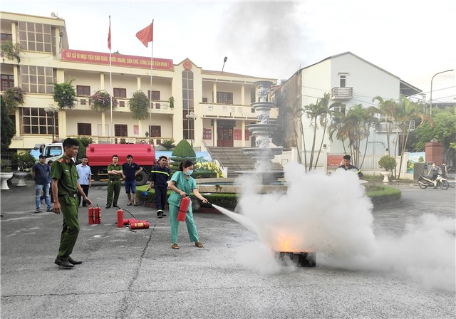 Huấn luyện, kiểm tra nghiệp vụ PCCC cho các các đối tượng  tại các cơ sở thuộc diện quản lý về PCCC trên địa bàn phường Vàng Danh