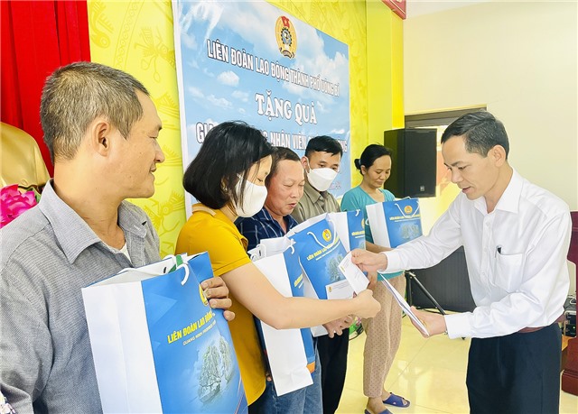 Trao 15 suất quà cho CNVCLĐ có hoàn cảnh đặc biệt khó khăn