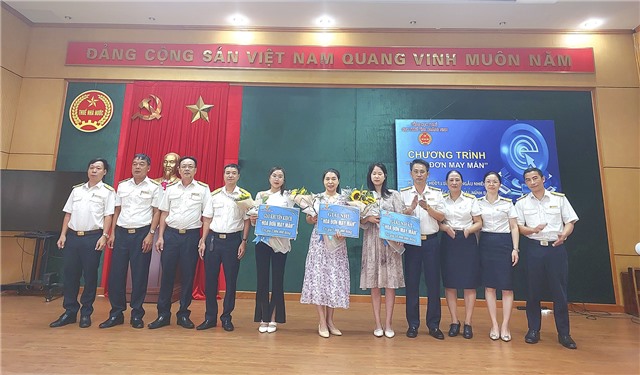 Chi cục Thuế khu vực 32Win12 com tại tài khoản - Quảng Yên trao thưởng Chương trình "Hóa đơn may mắn" 